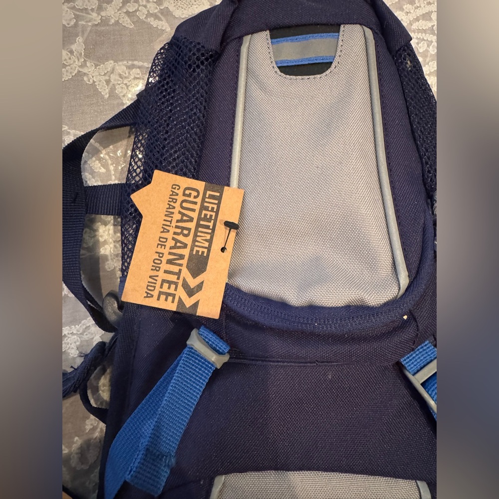 NWT Navy and Gray Hydration H2O Backpack. 2 Litres capacity - Picture 6 of 13